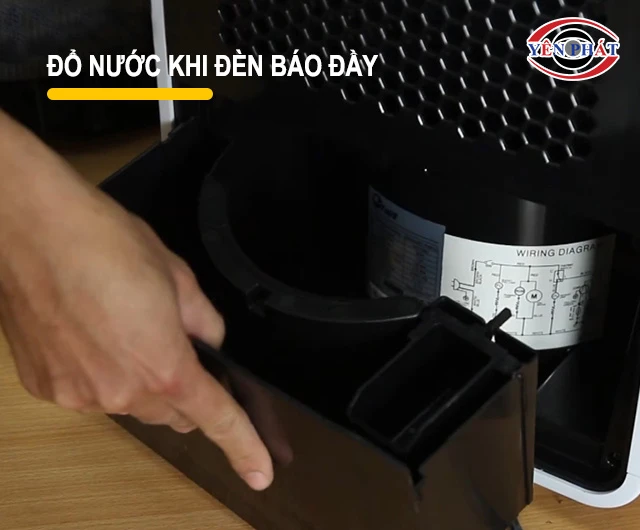 đổ nước khi máy báo hiệu