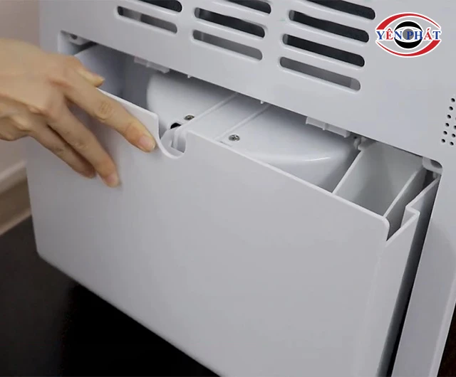 Tháo rời khay chứa nước