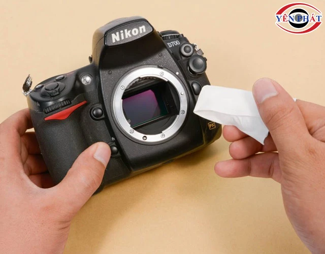 vệ sinh cảm biến máy ảnh bị mốc