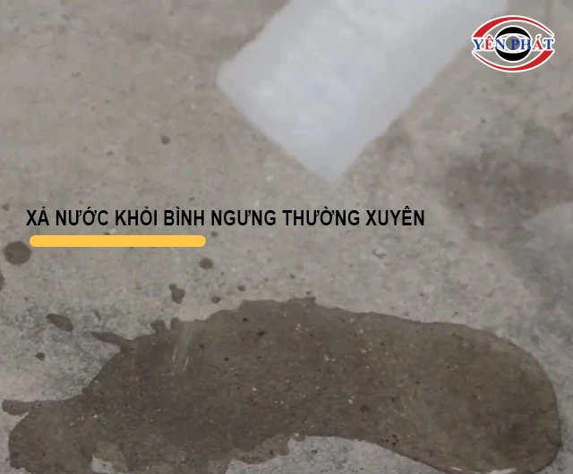 xả nước ngưng tụ trong máy