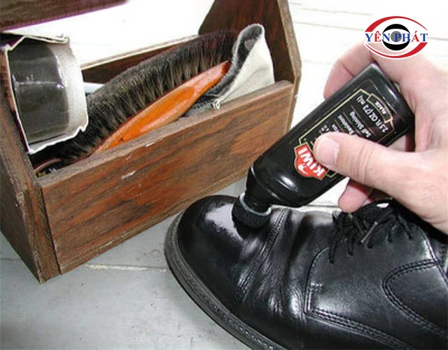 Dùng quá nhiều xi đánh lên bề mặt