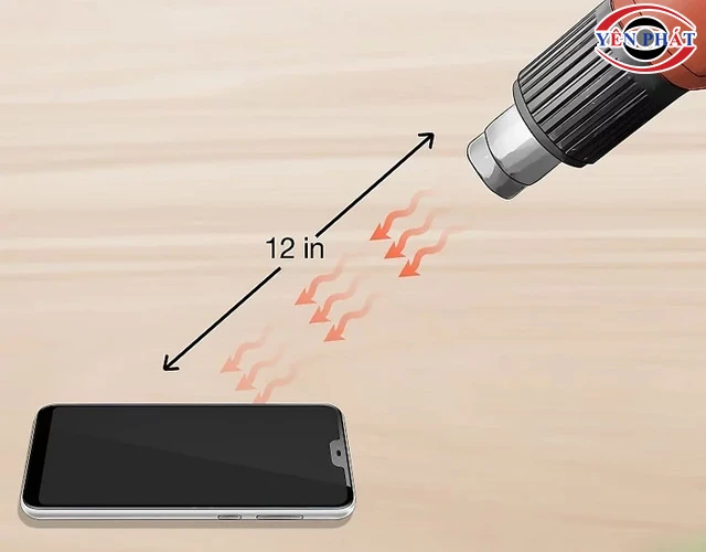 Dùng máy sấy tẩy keo 502 màn hình điện thoại