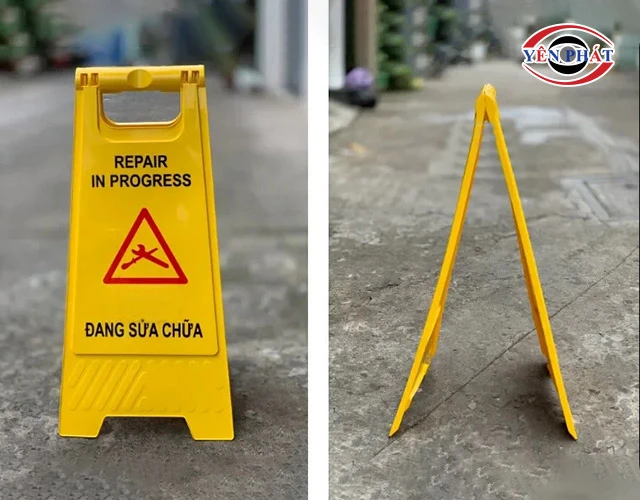 Biển cảnh báo chữ A đang sửa chữa