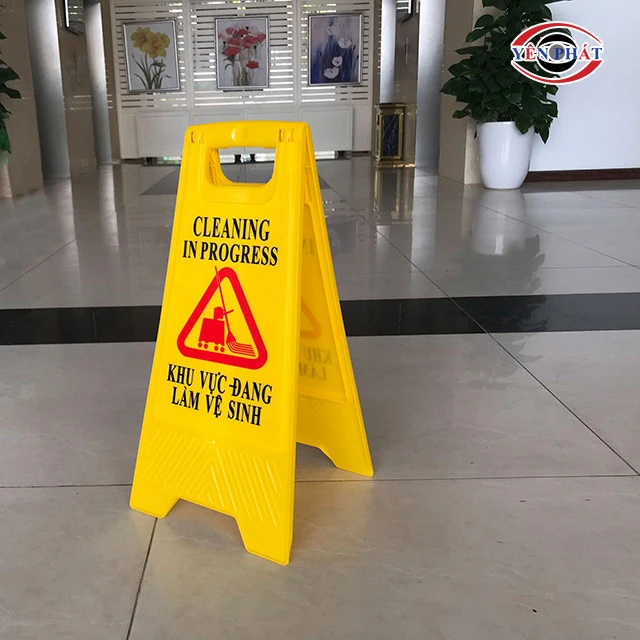 Biển báo khu vực đang làm vệ sinh lại