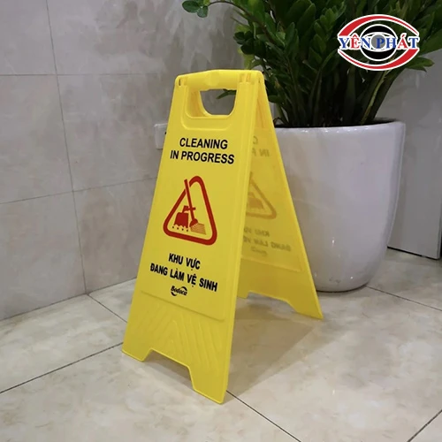 Biển cảnh báo khu vực đang làm vệ sinh 2
