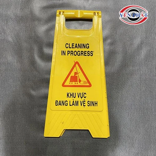 Biển cảnh báo khu vực đang làm vệ sinh 3