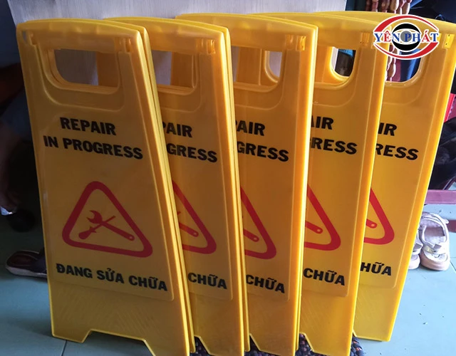 Biển báo chữ A đang sửa chữ