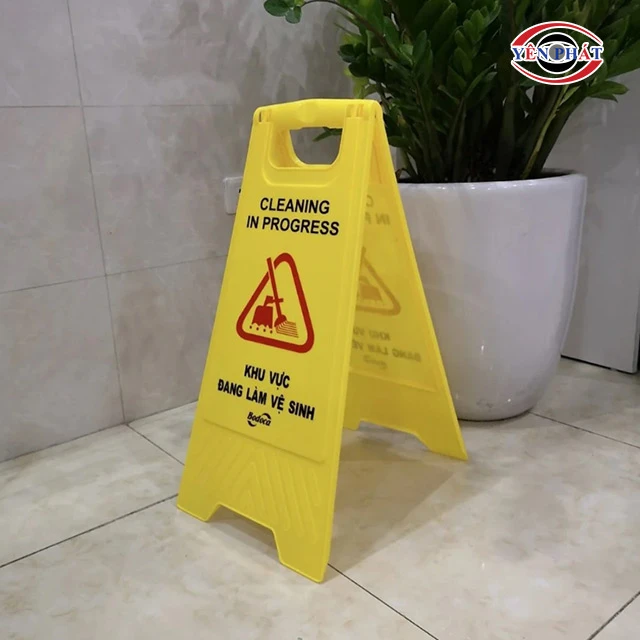 Biển cảnh báo khu vực đang làm vệ sinh