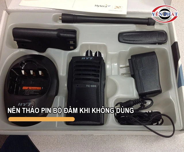 tháo pin ra sau khi dùng bộ đàm