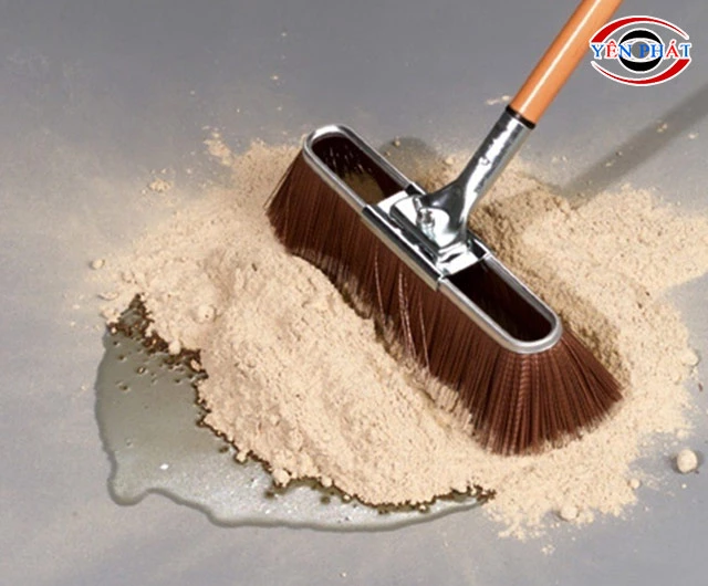 Tẩy sạch dầu mỡ sàn bằng bột mịn