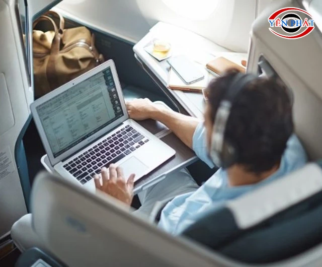 Máy tính, điện thoại, tai nghe được phép đem theo lên máy bay