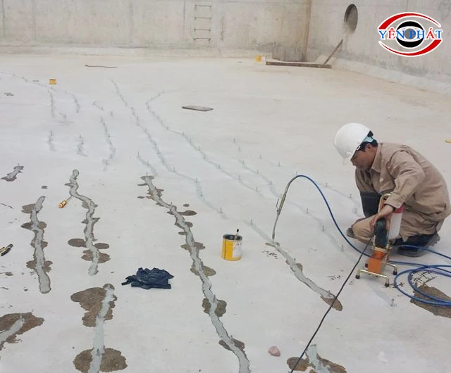 Dùng keo xử lý chống thấm