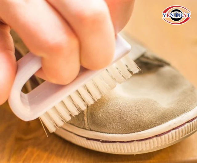 làm sạch sẽ bụi bẩn ở giày