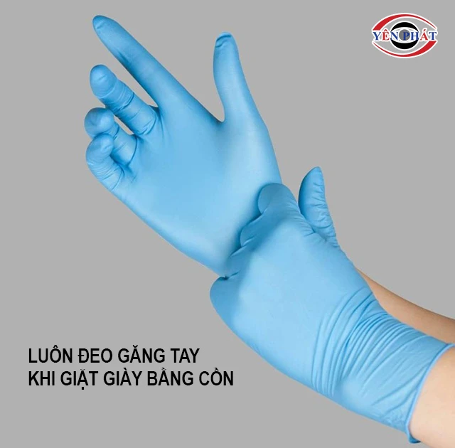 Luôn đeo găng tay khi chà rửa giày bằng cồn