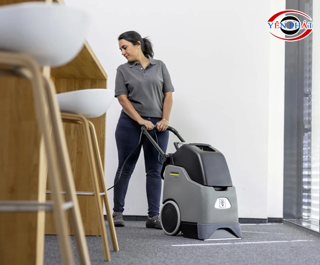 Dùng máy giặt thảm Karcher BRC 30/15 C chuẩn