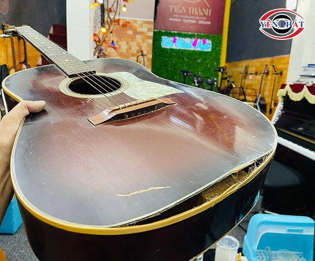 đàn guitar bị phồng rộp