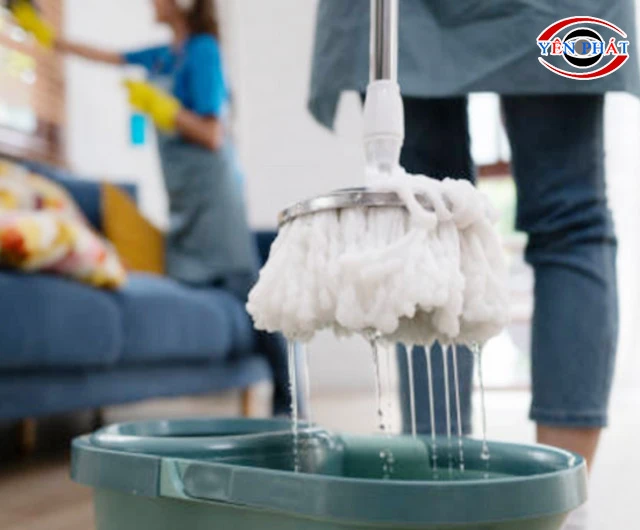 Sử dụng giấm trắng làm sạch chổi lau 