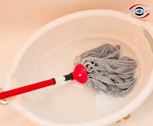 Cách làm sạch chổi lau nhà bằng nước rửa bát hiệu quả