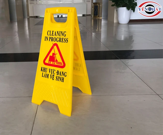 Biển cảnh báo đang vệ sinh