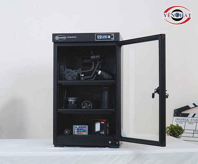 xếp đồ đạc vào tủ chống ẩm