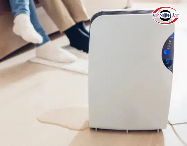Bình chứa nước tràn ra ngoài
