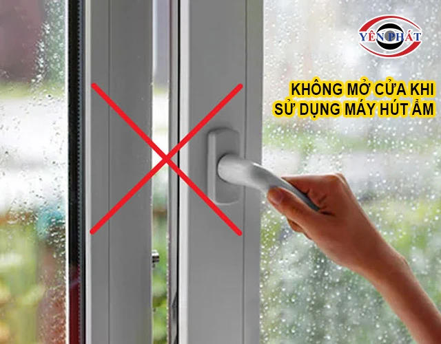 Tránh mở cửa khi máy hoạt động 