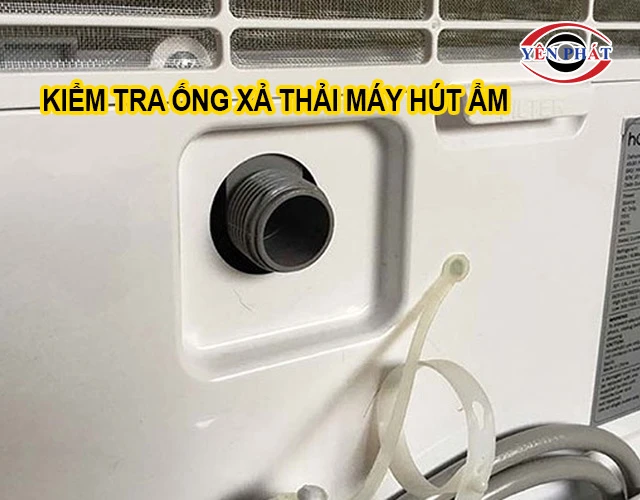 kiểm tra ống xả thải máy hút ẩm