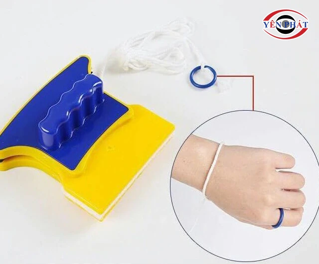 Đeo dây bảo hiểm nối với dụng cụ vào tay