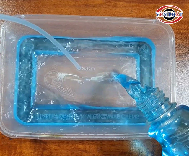 Pha hóa chất lau kính