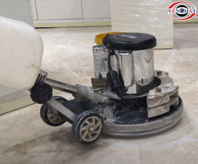 Cách tẩy nền gạch bị ố vàng bằng máy chà sàn