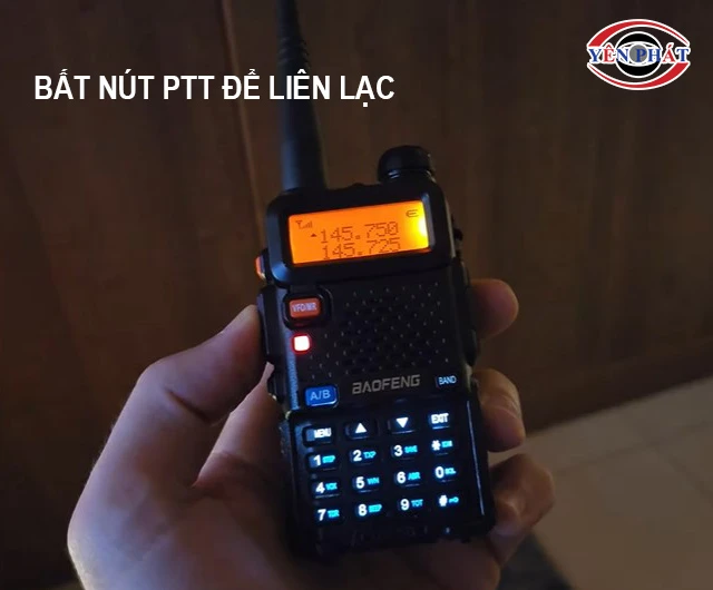 bấm nút PTT để gọi
