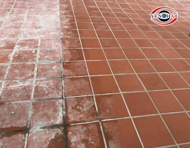 Cách làm sạch sân gạch đỏ bị dính xi măng