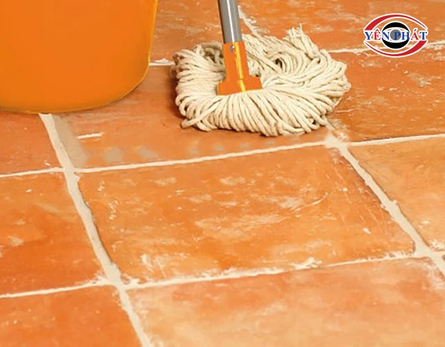 5 Cách làm sạch gạch đỏ lát sân: Nhanh, Đơn giản, Hiệu quả