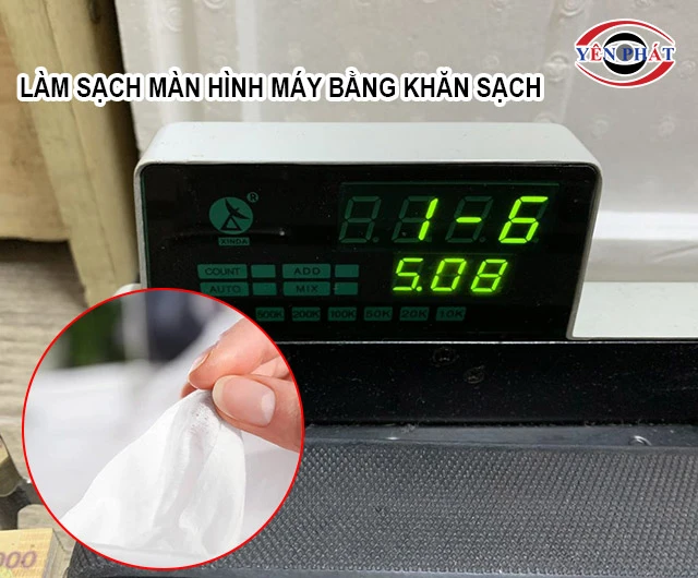  Làm sạch màn hình máy