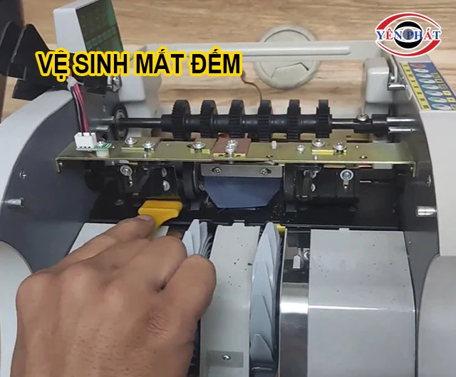 vệ sinh mắt đếm