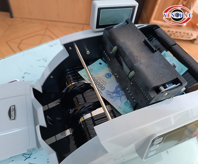Cách lấy tiền bị kẹt ra khỏi máy đếm tiền