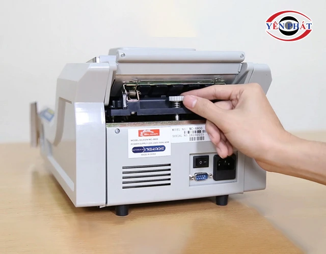 điều chỉnh Khay tiền quá chặt