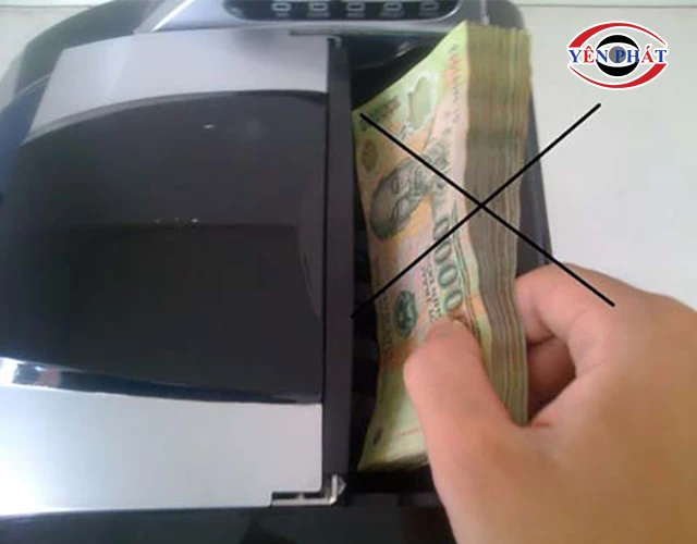 Đưa tiền vào khay sai cách