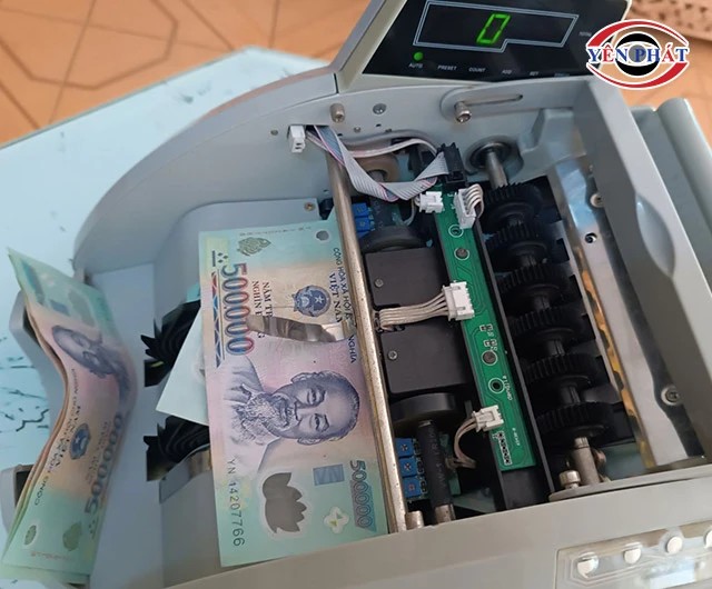 Máy đếm tiền bị kẹt: 5 Nguyên nhân và Cách xử lý nhanh