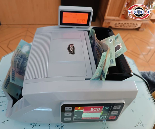 Tiền đếm bị gấp nếp