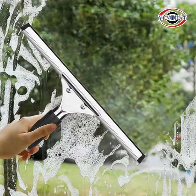 Dùng cây gạt kính gạt nước bẩn xuống