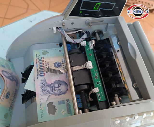 Máy đếm tiền bị kẹt