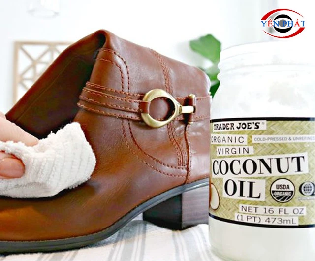 Xóa bỏ vết xước trên giày da bằng dầu dừa
