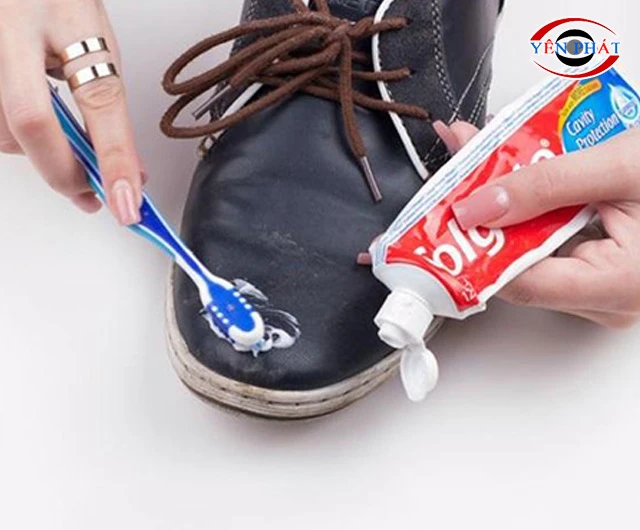 Dùng kem đánh răng xóa vết xước giày da