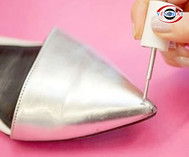 Xử lý giày da bị xước bằng sơn móng tay