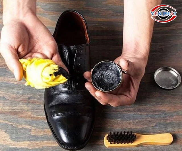 Dùng xi đánh bóng giày da bị xước