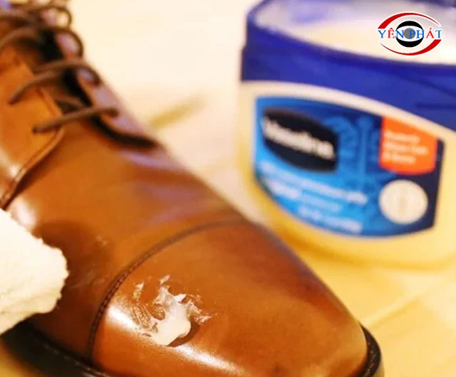 Xử lý da bị xước bằng vaseline