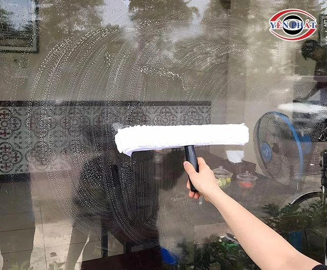 Dùng bông lau lau từ trên xuống dưới