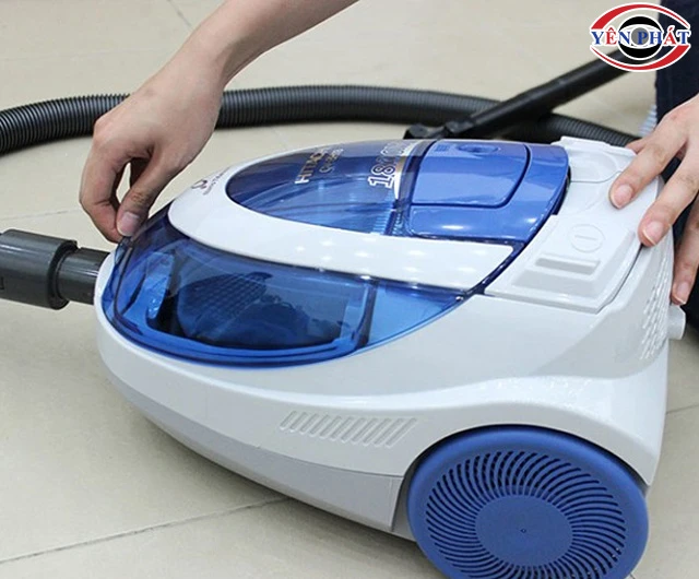 Vệ sinh vỏ ngoài máy hút bụi Panasonic