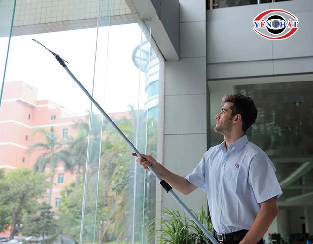 sử dụng Cây vệ sinh kính đa năng nối dài 3.6m, 3 khớp vặn